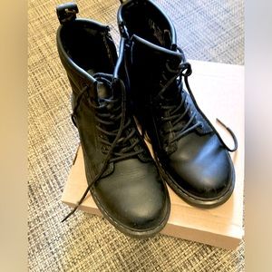 Women’s size 5 Dr. Martens boot. Excellent condition
